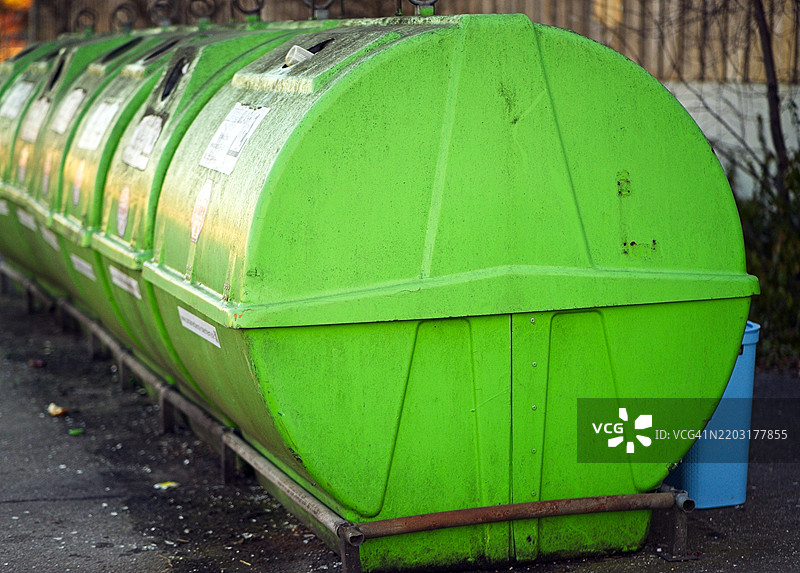 大型绿色塑料政府回收箱图片素材
