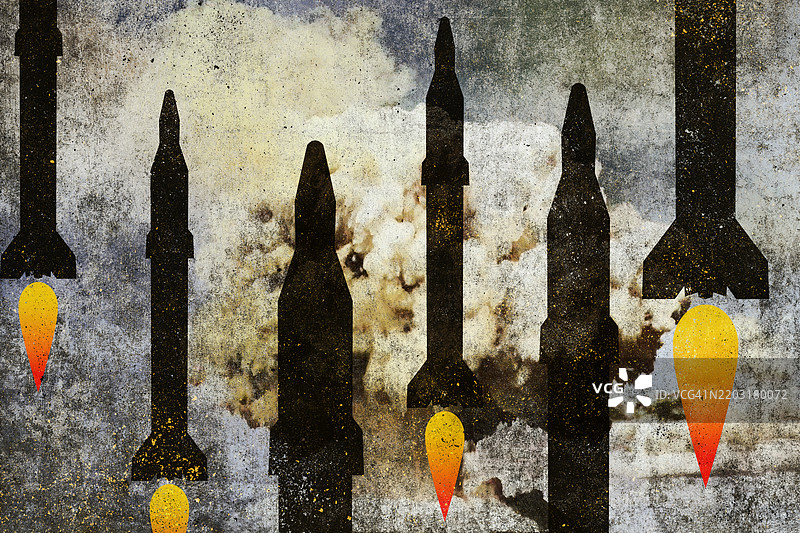 核威胁：在原子爆炸背景下的导弹剪影图片素材