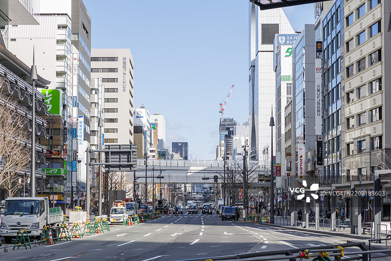 大阪的国道25号，靠近难波，是大阪的主要道路之一。早晨的交通非常繁忙。图片素材