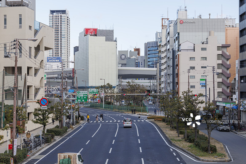 大阪的国道25号，靠近难波，是大阪的主要道路之一。早上的交通非常繁忙。图片素材
