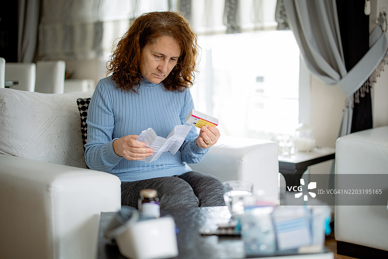 生病的日子在家。年轻女性流感和感冒。咳嗽。美丽年轻女性因感冒或流感而生病的特写镜头。图片素材