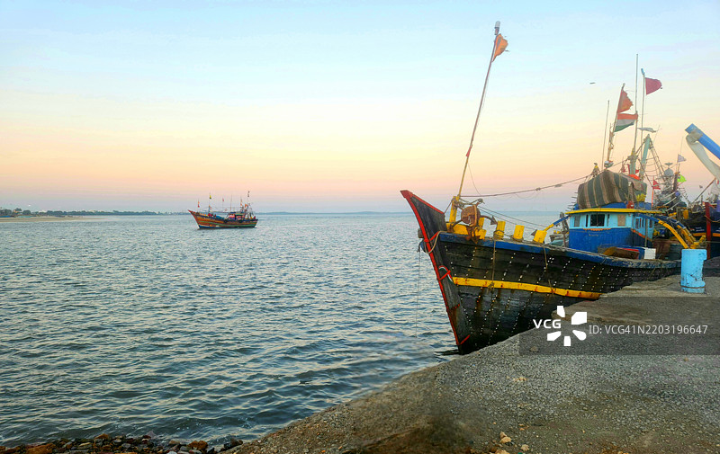 拖网渔船返回迪乌渔港图片素材