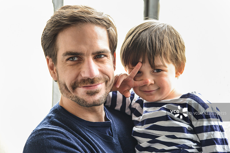 父亲和儿子一起享受乐趣图片素材