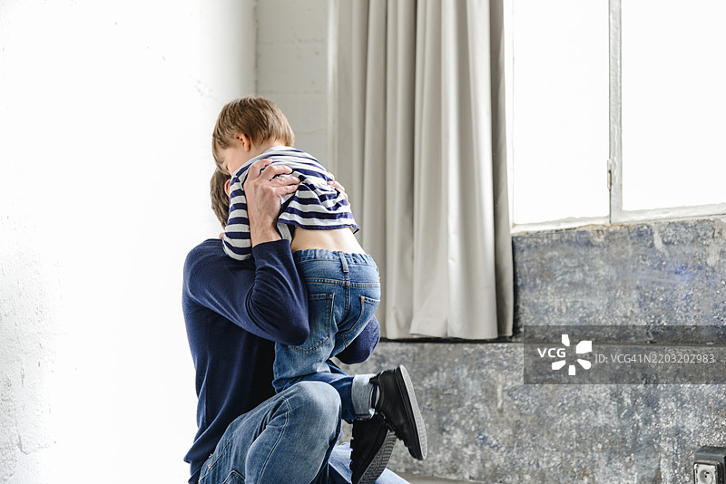 父亲举起手臂等待儿子图片素材