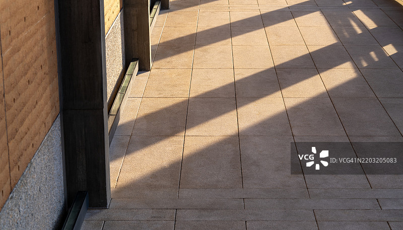 阳光照射下的街道与锐利的阴影图片素材