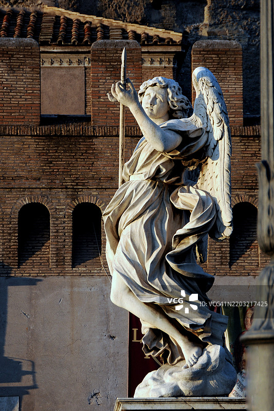 圣天使桥上的一位天使，拉丁文铭文：“Vulnerasti cor meum”图片素材