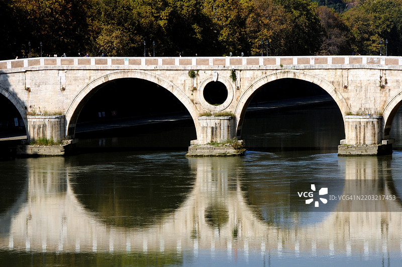 西斯托桥及其拱门倒映在台伯河中图片素材