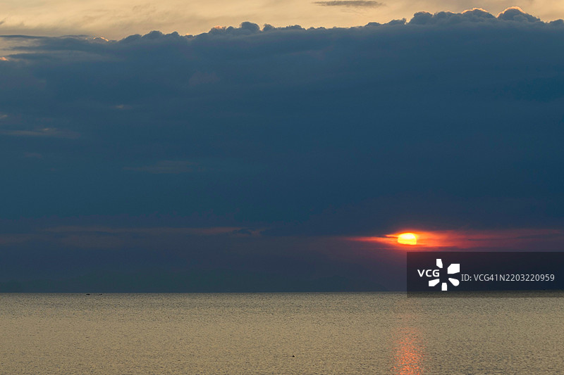 阳光透过暴风云图片素材