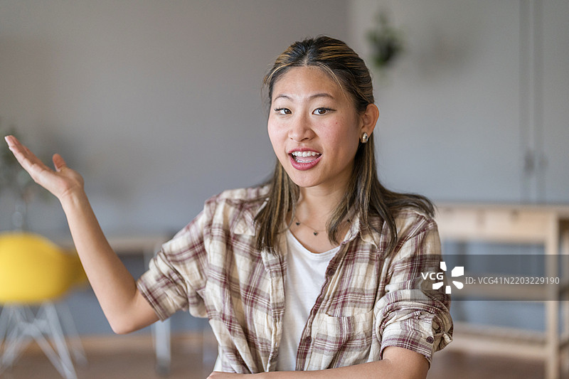 年轻的亚洲女性穿着休闲服装进行演讲图片素材