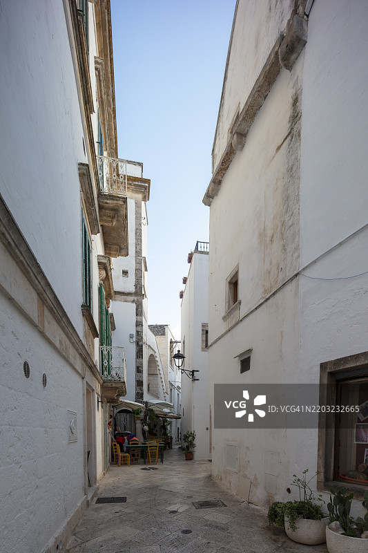 洛科罗通多的狭窄古朴街道，传统的白色房屋图片素材