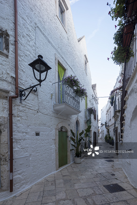 洛科罗通多的狭窄古朴街道，传统的白色房屋图片素材