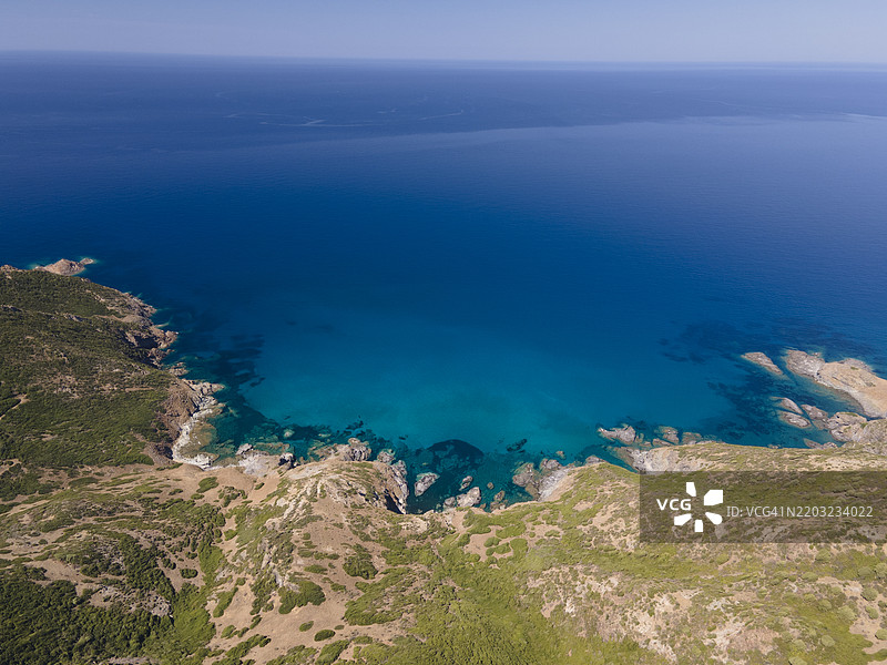 撒丁岛波萨与阿尔盖罗之间的崎岖海岸线图片素材