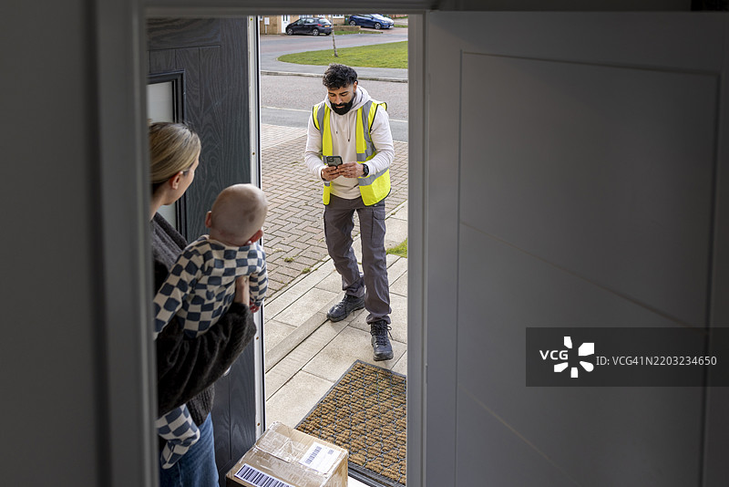 母亲在日常生活中的多任务处理图片素材