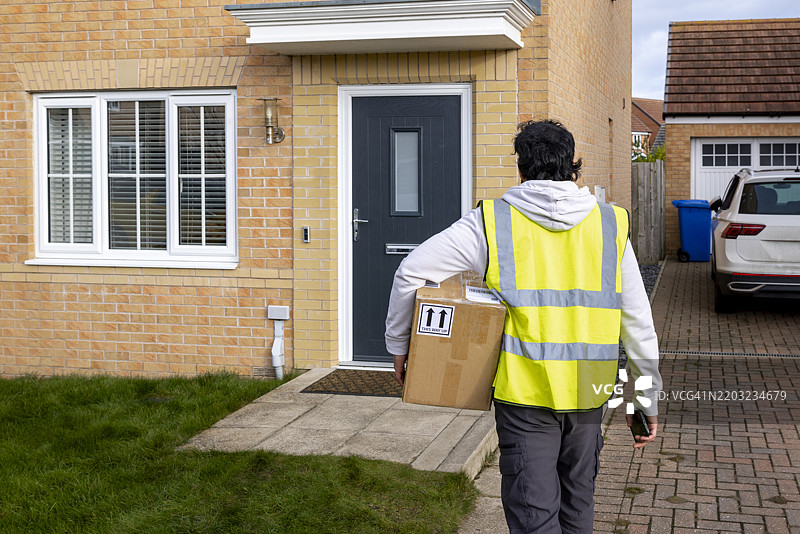 快递员正在递送包裹图片素材