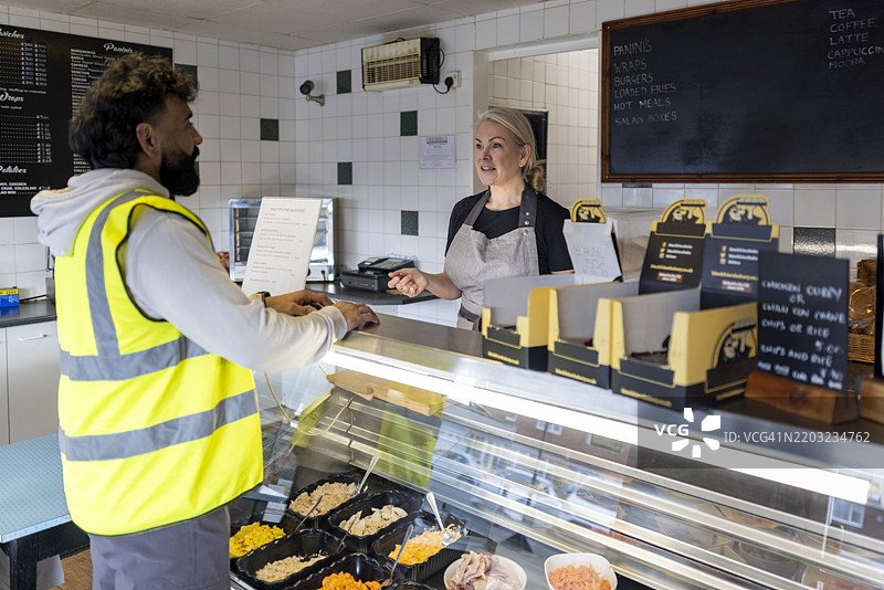外卖司机在当地咖啡馆点午餐图片素材