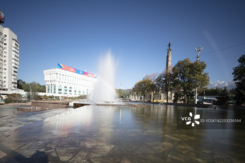 阿拉木图共和国广场的喷泉图片素材