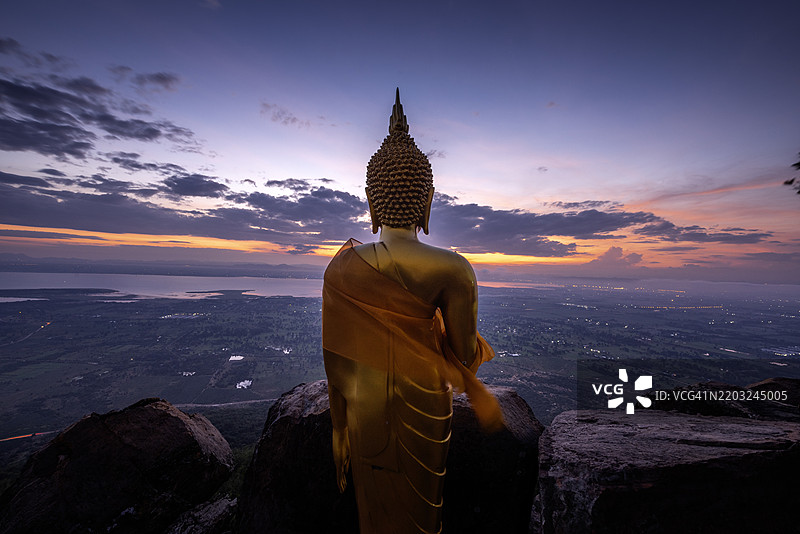日出时分的佛像与帕萨克乔拉西德大坝，位于考普拉亚登通观景点，泰国洛布里省帕塔纳尼科姆。图片素材