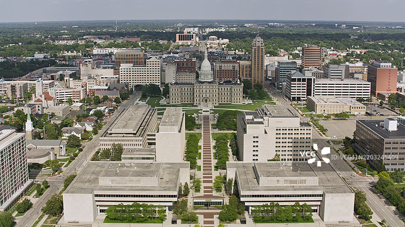密歇根州国会大厦广场及兰辛市中心建筑的鸟瞰图图片素材