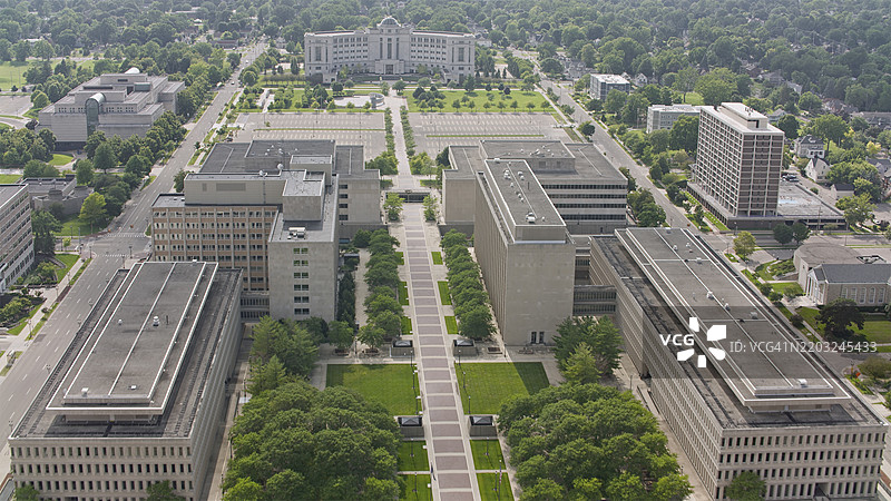 阳光明媚的日子里，密歇根州兰辛市政府大楼的鸟瞰图图片素材