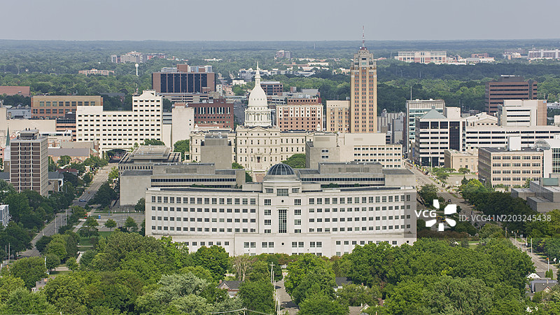 密歇根州兰辛市中心的国会大厦在阳光明媚的日子里图片素材