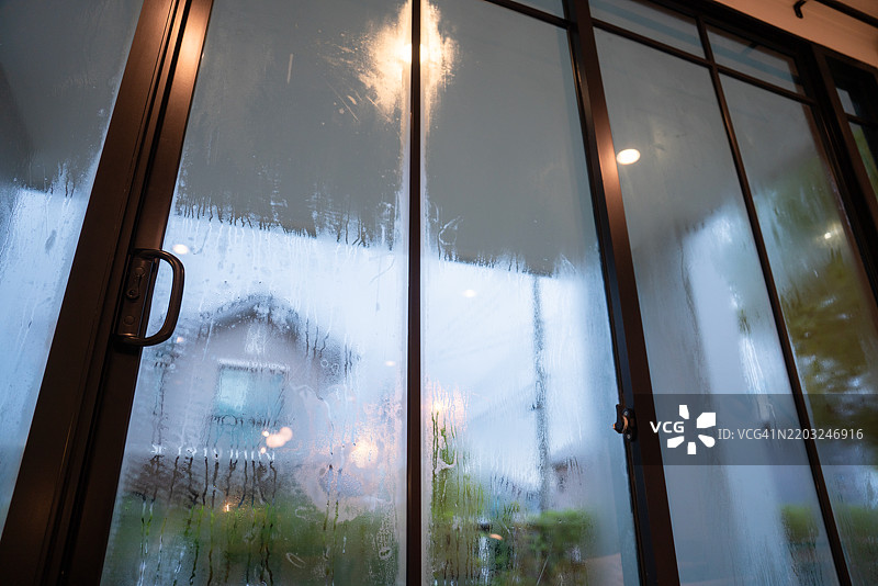 透过雾蒙蒙的窗户看雨天 – 舒适、放松、天气图片素材