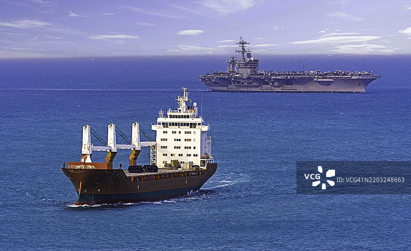 海上集装箱船和航空母舰的鸟瞰图。图片素材