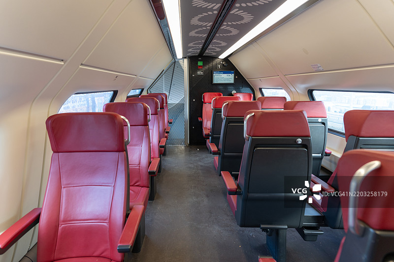 现代火车客车的内部图片素材