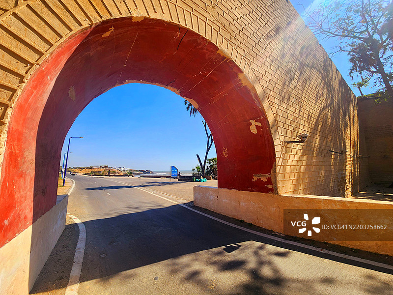 阿拉伯海上的大型迪乌堡垒大门图片素材
