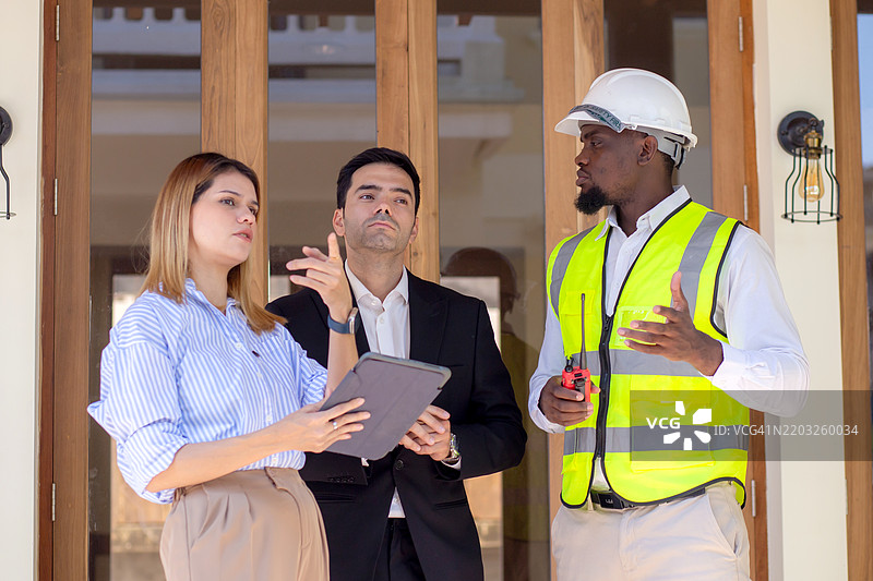 工程师团队会议，讨论和规划与室内设计师的设计，涉及施工现场的项目，建筑师团队共同开发和审查，工业和工人。图片素材