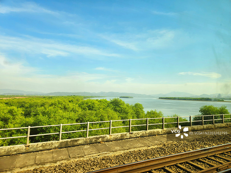 马哈拉施特拉西高止山脉上的铁路桥横跨河流图片素材
