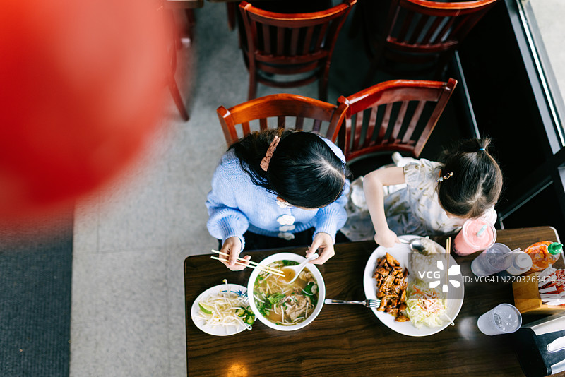母女共进越南河粉午餐图片素材