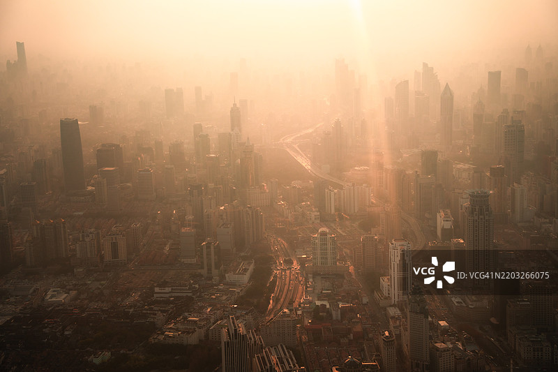 上海市中心的雾霭。图片素材