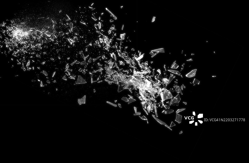 黑色背景上的破碎玻璃展示了碎玻璃的抽象纹理，细节丰富。该图像非常适合用作背景、纹理或抽象艺术项目。图片素材