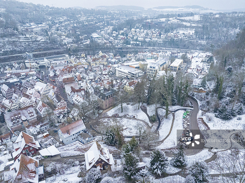 雪覆盖的城市景观与山丘的鸟瞰图，德国黑森林卡尔夫市花园中的新木栈道，欧洲图片素材
