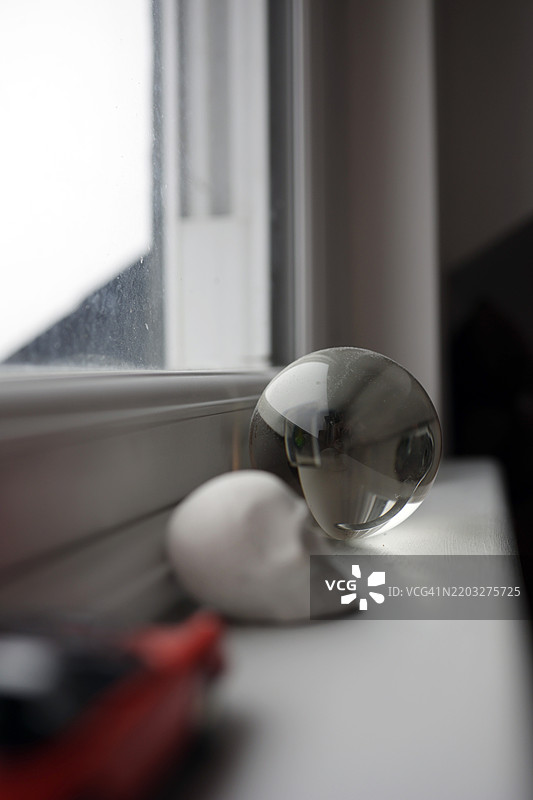 窗边的玻璃球图片素材