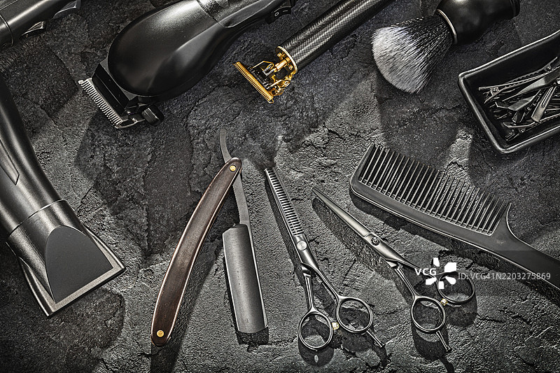 黑色理发工具套装。理发店。发型师概念。抽象石纹理图片素材