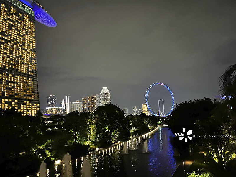 夜晚的河流与灯光璀璨的建筑和城市景观，新加坡，亚洲图片素材