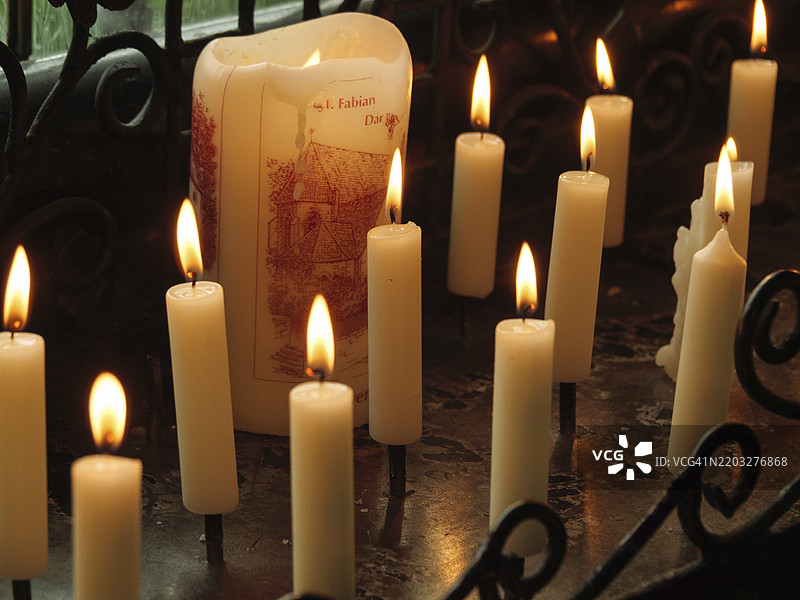 燃烧的蜡烛特写，营造出温暖宁静的氛围，达鲁普，西法利亚，德国图片素材