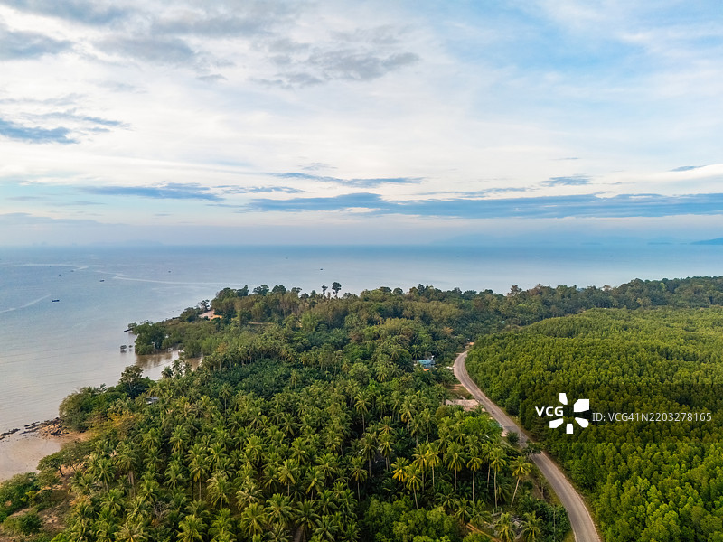 泰国南部Trang省海上日出时的红树林和棕榈树的鸟瞰图，天空壮丽。图片素材
