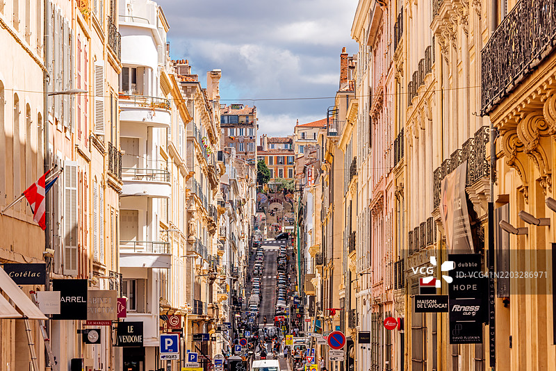 法国马赛阳光明媚的购物街图片素材