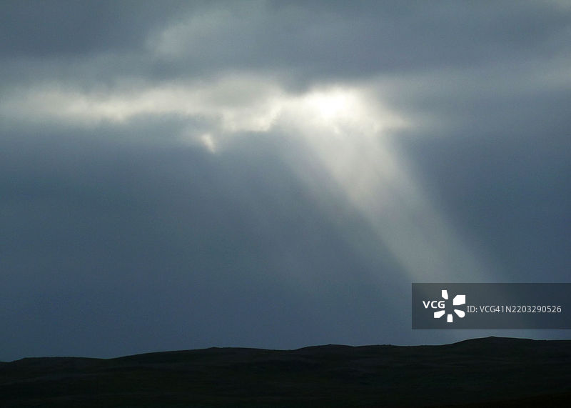 阿拉斯加伊泽姆贝克国家野生动物保护区的云层中透出的光线。图片素材