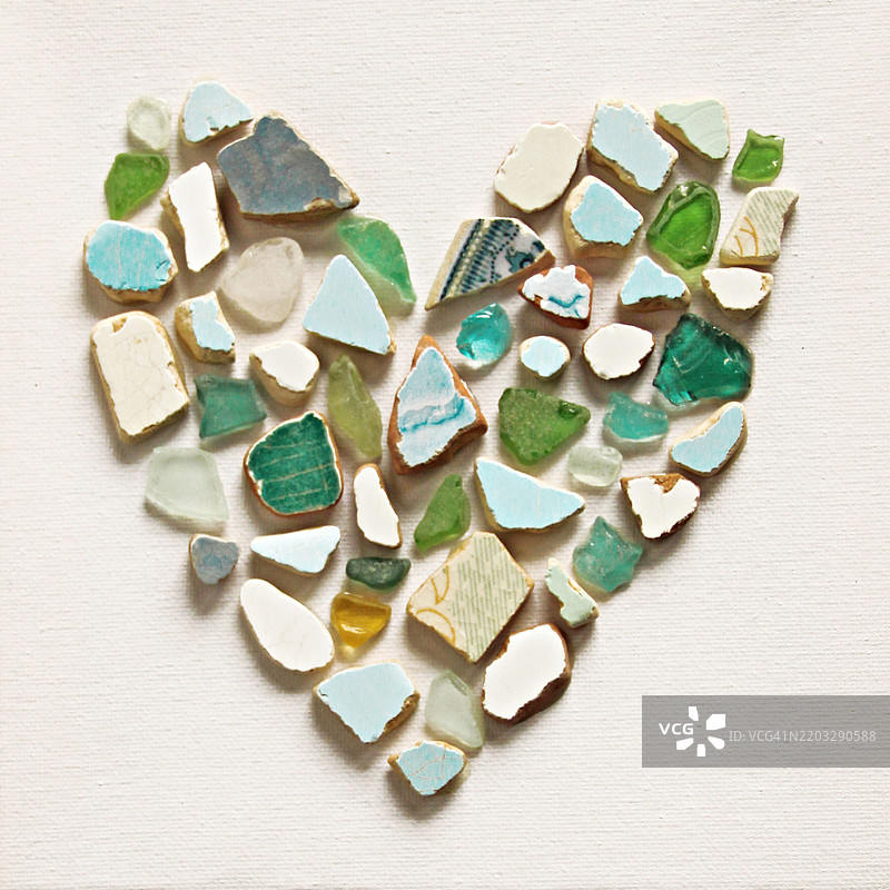 用瓷砖碎片和海玻璃拼成的心形图案图片素材