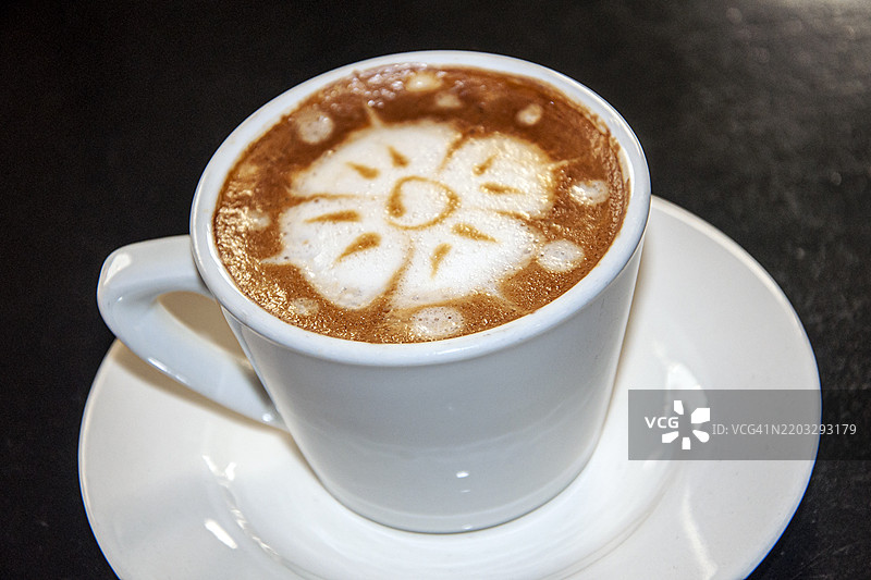 拿铁艺术。带有牛奶和花朵图案的咖啡杯。哥伦比亚咖啡。精品咖啡。图片素材