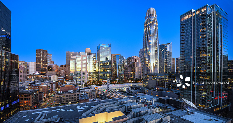 不寻常的高角度视图，展示加利福尼亚州旧金山黄昏时分的城市“天际线”，高楼大厦和Salesforce Tower熠熠生辉。图片素材