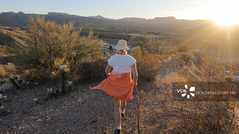女性徒步旅行者探索沙漠景观图片素材
