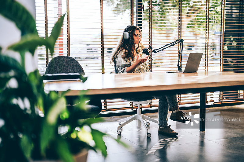 现代办公室，阳光充足，员工在协作空间中伸展身体图片素材