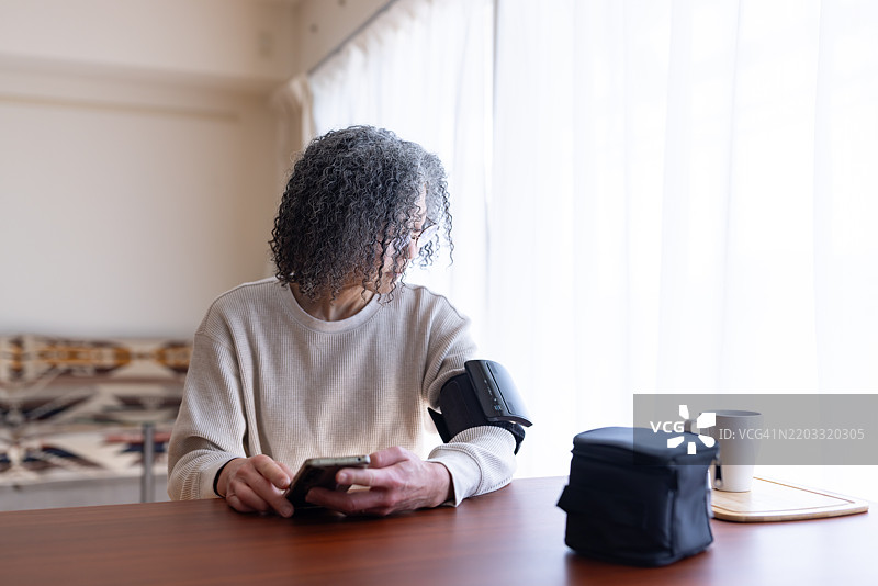 一位在家中生活并照顾自己健康的女性，身患疾病。图片素材