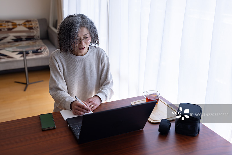 一位在家中生活并照顾自己健康的女性，身患疾病。图片素材