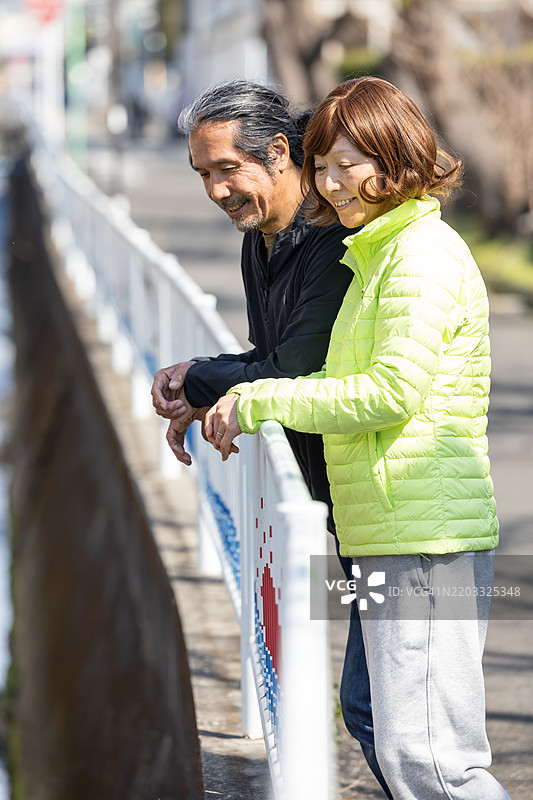 一位女性在家中康复，同时接受癌症治疗。图片素材