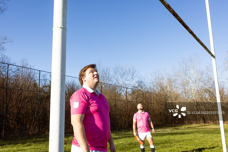 裁判在户外足球比赛中用旗子示意图片素材